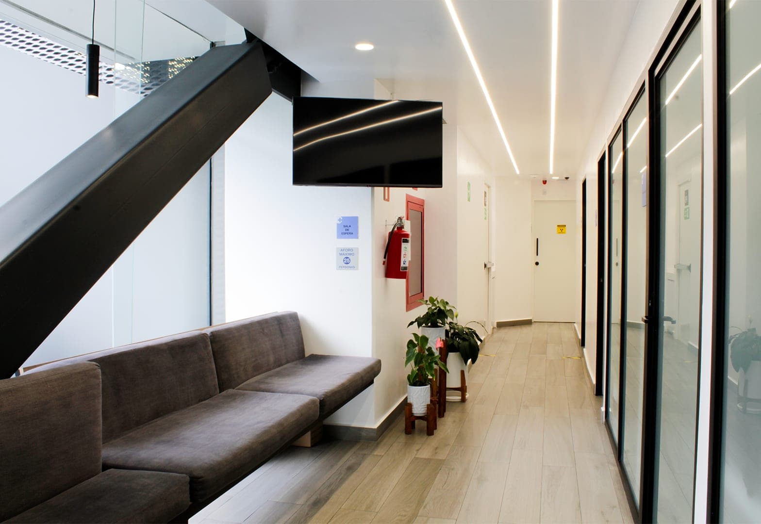 Pasillo de consultorios — Clínica ASIA CDMX